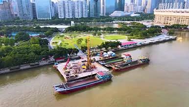 珠江上建设中的小型码头港口4k建筑航拍视频的预览图